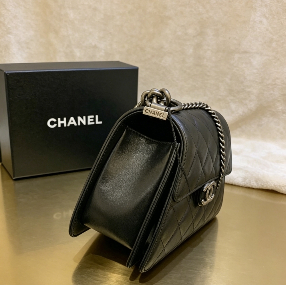 Chanel Boy Medium in Quilted Lambskin - Picture 5 of 6